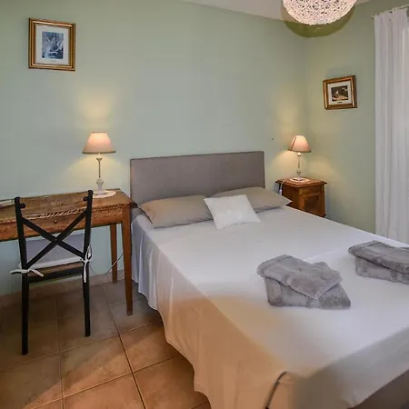 Amazing In Lisle-sur-la-sorgue With Kitchen *