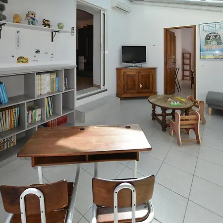Amazing In Lisle-sur-la-sorgue With Kitchen