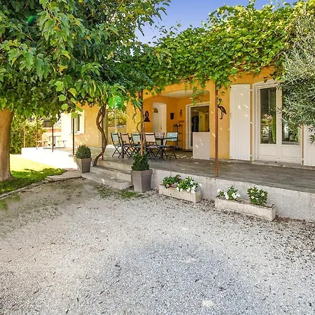 Holiday home Amazing In Lisle-sur-la-sorgue With Kitchen