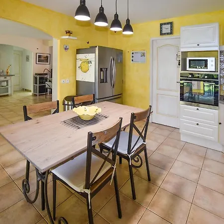 Amazing In Lisle-sur-la-sorgue With Kitchen L'Isle-sur-la-Sorgue