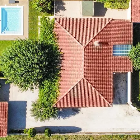 Holiday home Amazing In Lisle-sur-la-sorgue With Kitchen *