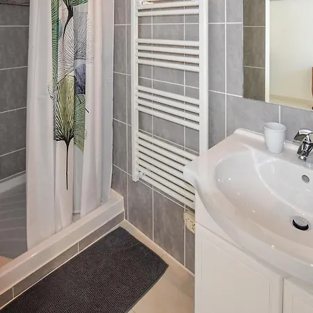 Amazing In Lisle-sur-la-sorgue With Kitchen