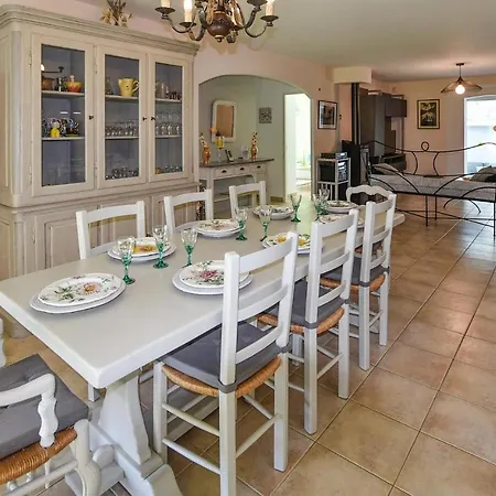Amazing In Lisle-sur-la-sorgue With Kitchen Holiday home