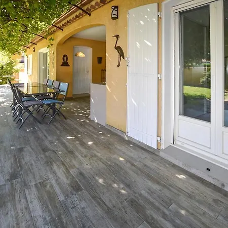 Holiday home Amazing In Lisle-sur-la-sorgue With Kitchen