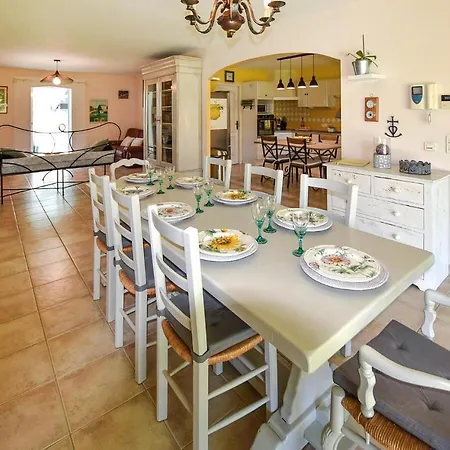 Holiday home Amazing In Lisle-sur-la-sorgue With Kitchen
