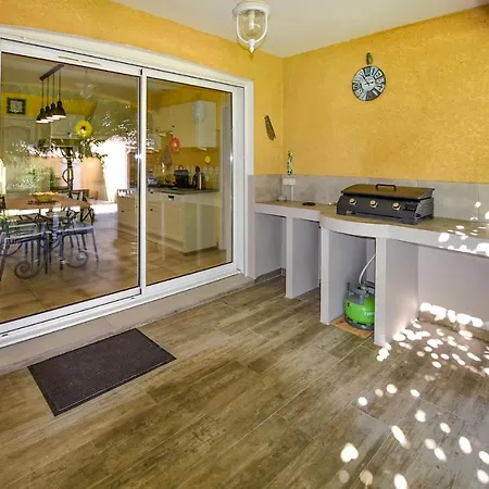 Amazing In Lisle-sur-la-sorgue With Kitchen Holiday home L'Isle-sur-la-Sorgue
