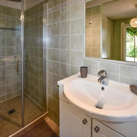 Amazing In Lisle-sur-la-sorgue With Kitchen Holiday home